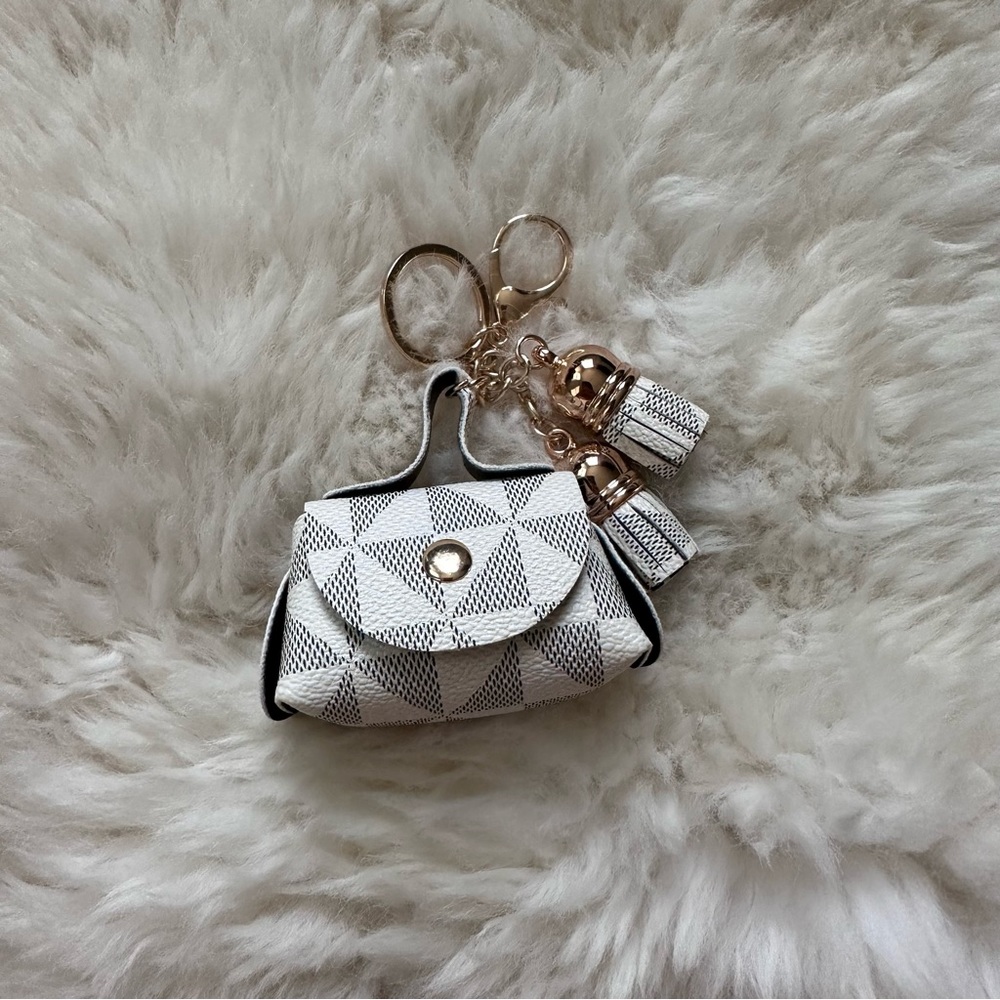 Unbranded AirPods Case w/ Tassels - White
